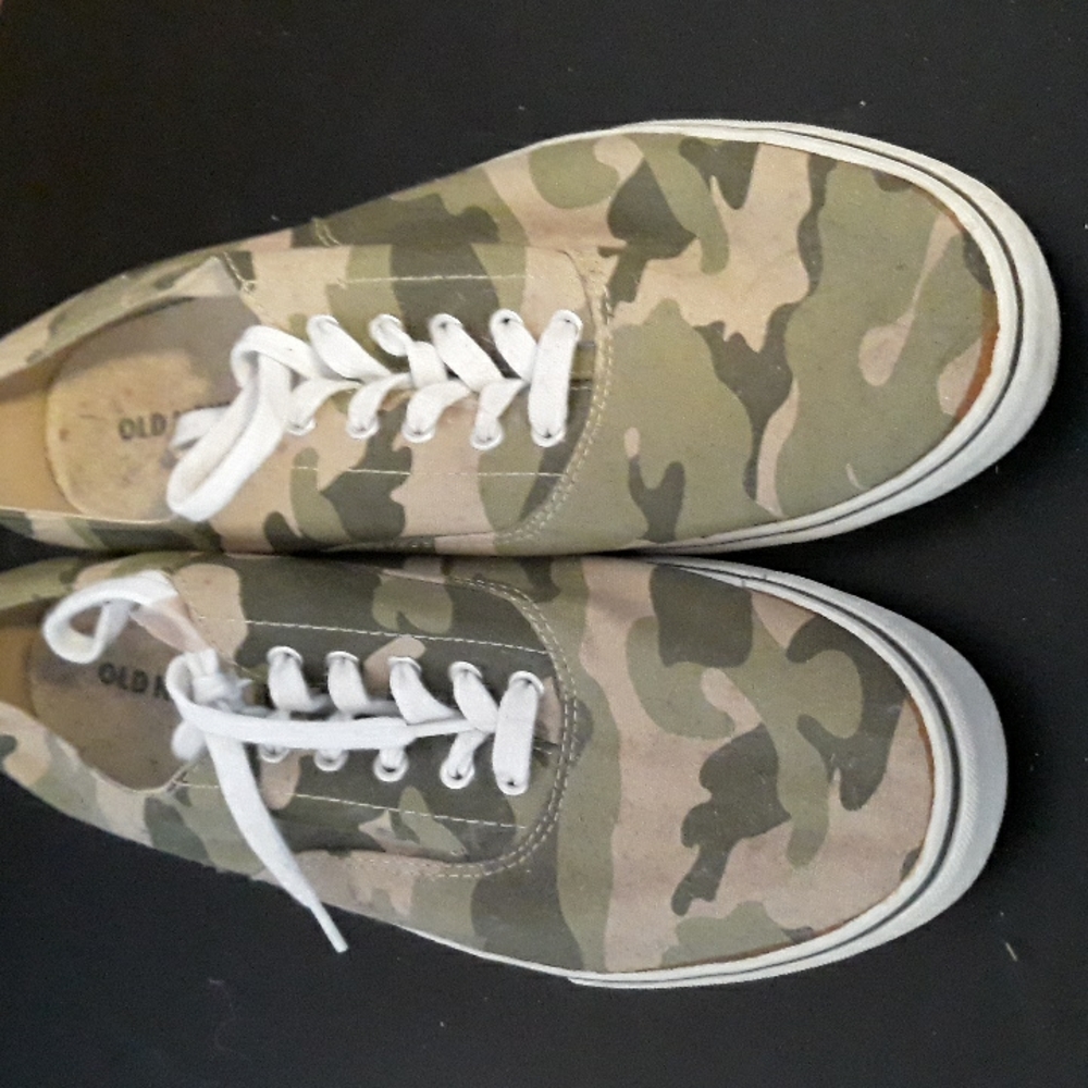 Camo shoes like new